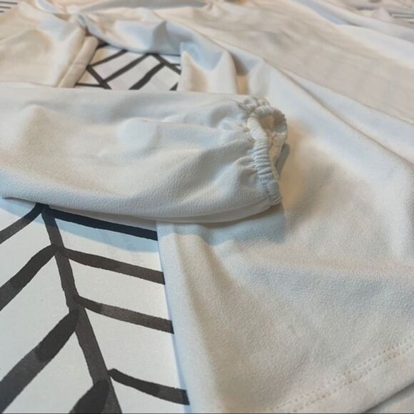 Express Blouse Criss-Cross Back Detail - Picture 3 of 7